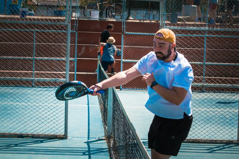 Pourquoi le Padel Séduit de Plus en Plus : Une Passion Sportive qui Monte en Puissance